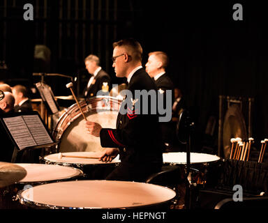 MECHANICSBURG, PA (feb. 23, 2016) musicista di prima classe Niehoff Jason, timpanist della marina degli Stati Uniti di banda, effettua a Cumberland alta valle della scuola di Performing Arts Center di Mechanicsburg, Pa. U.S. La banda della marina militare è su un 25-giorno del tour del nordest degli Stati Uniti. (U.S. Navy foto di Chief Musician Melissa Vescovo/RILASCIATO) 160223-N-NW255-027 1 (25219144936) Foto Stock