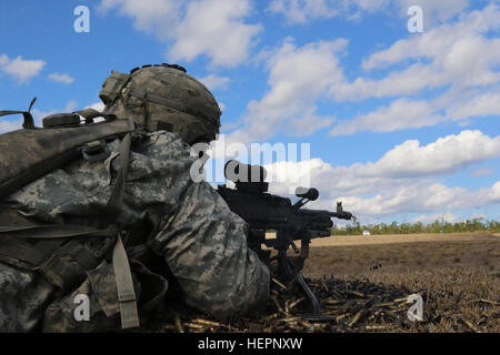 Un paracadutista assegnato al terzo plotone, Alfa Company, 1° Battaglione, 508th Parachute Reggimento di Fanteria, 3° Brigata Team di combattimento, ottantaduesima Airborne Division, impegnarsi obiettivi con una mitragliatrice durante un'esercitazione a fuoco a Camp Lejeune, N.C., 2 marzo 2016. (U.S. Esercito foto di Sgt. Anthony Hewitt) paracadutista spara con una mitragliatrice in live-fire esercizio 160302-A-YM156-036 Foto Stock