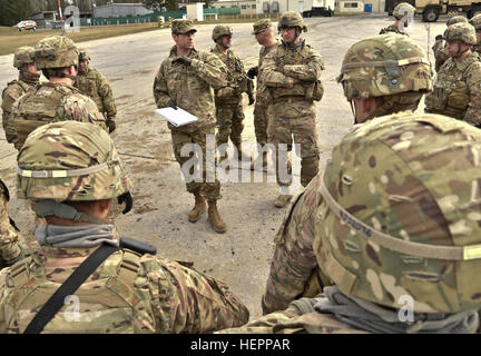 Il Mag. John C. Tisserand (centro), un operations officer assegnato al quarto squadrone, 2° reggimento di cavalleria, fornisce il suo troopers con un intervallo breve di sicurezza prima della loro testa fuori verso la gamma nella loro unità M1134 Anti-Tank missile guidato il veicolo durante lo squadrone live-fire esercitare all'Grafenwoehr Area Formazione, situato vicino alla caserma di Rose, Germania, 15 marzo 2016. Lo scopo del live-fire esercizio era di contribuire a convalidare il reggimento la missione di piattaforme di comando mentre si conduce una capstone-evento di formazione che comprende una fase di transizione dal Movimento per le capacità di manovra. (U.S. Foto dell'esercito Foto Stock