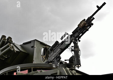 Un M240B mitragliatrice si trova montato sulla parte superiore di un M1134 Anti-Tank Missile veicolo appartenente a troopers assegnato alla truppa mietitore, quarto squadrone, 2° reggimento di cavalleria, poiché si preparano a testa fuori verso la gamma per il loro squadrone live-fire esercitare all'Grafenwoehr Area Formazione, situato vicino alla caserma di Rose, Germania, 15 marzo 2016. Lo scopo del live-fire esercizio era di contribuire a convalidare il reggimento la missione di piattaforme di comando mentre si conduce una capstone-evento di formazione che comprende una fase di transizione dal Movimento per le capacità di manovra. (U.S. Esercito foto di Sgt. William A. Tanner) Re Foto Stock