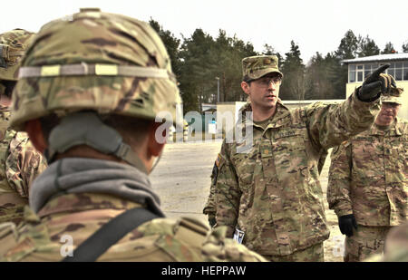 Il Mag. John C. Tisserand (a destra), un operations officer assegnato al quarto squadrone, 2° reggimento di cavalleria, fornisce il suo troopers con un intervallo breve di sicurezza prima della loro testa fuori verso la gamma nella loro unità M1134 Anti-Tank missile guidato il veicolo durante lo squadrone live-fire esercitare all'Grafenwoehr Area Formazione, situato vicino alla caserma di Rose, Germania, 15 marzo 2016. Lo scopo del live-fire esercizio era di contribuire a convalidare il reggimento la missione di piattaforme di comando mentre si conduce una capstone-evento di formazione che comprende una fase di transizione dal Movimento per le capacità di manovra. (U.S. Foto dell'esercito Foto Stock