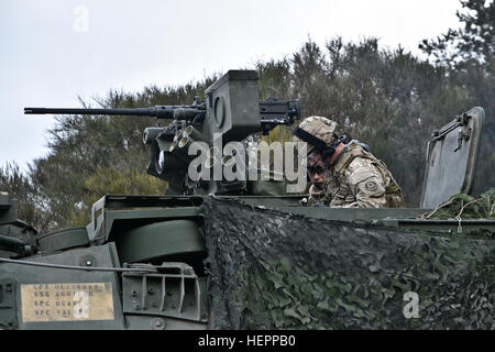 Il cap. Erick T. Blackham (anteriore), un comandante delle truppe assegnato al Reaper (armi) truppa, 4° Stormo, 2° reggimento di cavalleria, accanto ad uno dei suoi Troopers, monitora frequenze radio mentre la tracciatura di posizioni per la sua unità M1134 Anti-Tank missile guidato veicoli dirige durante il suo squadrone live-fire esercitare all'Grafenwoehr Area Formazione, situato vicino alla caserma di Rose, Germania, 15 marzo 2016. Lo scopo del live-fire esercizio era di contribuire a convalidare il reggimento la missione di piattaforme di comando mentre si conduce una capstone-evento di formazione che comprende una fase di transizione dal movimento di manovra capabi Foto Stock