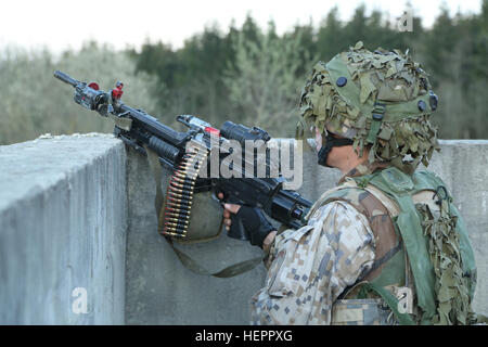 Un soldato lituano del 1° meccanizzata del battaglione di fanteria tira la sicurezza durante la conduzione di operazioni difensive durante l'esercizio Saber Junction 16 presso l'U.S. Dell'esercito multinazionale comune Readiness Center (JMRC) in Hohenfels, Germania, 12 aprile 2016. Saber 16 di giunzione è la U.S. Esercito dell'Europa 173rd Airborne della brigata Combat training center esercizio di certificazione, che si svolge presso il JMRC in Hohenfels, Germania, Mar. 31-Apr. 24, 2016. Questo esercizio è progettato per valutare la predisposizione dell'esercito con base in Europa brigate di combattimento per condurre unificato le operazioni di terra e di promuovere l'interoperabilità in un jo Foto Stock