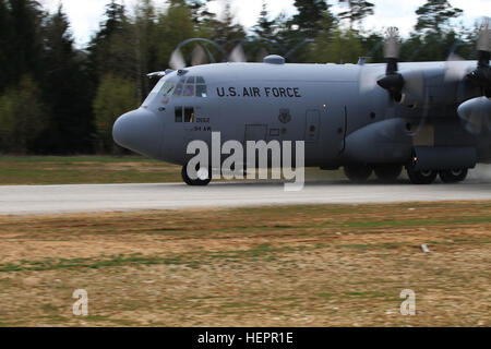 Un C130, aeromobili operati da aviatori da 321Tattiche speciali Squadron fuori della Royal Air Force Station nel Suffolk, Inghilterra prende il largo sul breve di decollo e di atterraggio in Hohenfels, Germania per condurre la formazione per Saber Junction 16. SJ16 è l'U.S. Esercito dell'Europa 173rd Airborne della brigata Combat training center esercizio di certificazione, che si svolge presso la multinazionale comune disponibilità centro in Hohenfels, Germania, 31 marzo-aprile 24, 2016. Questo esercizio è progettato per valutare la predisposizione dell'esercito con base in Europa brigate di combattimento per condurre unified terra operazioni e promuovere inte Foto Stock