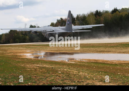 Un C130, aeromobili operati da aviatori da 321Tattiche speciali Squadron fuori della Royal Air Force Station nel Suffolk, Inghilterra prende il largo sul breve di decollo e di atterraggio in Hohenfels, Germania per condurre la formazione per Saber Junction 16. SJ16 è l'U.S. Esercito dell'Europa 173rd Airborne della brigata Combat training center esercizio di certificazione, che si svolge presso la multinazionale comune disponibilità centro in Hohenfels, Germania, 31 marzo-aprile 24, 2016. Questo esercizio è progettato per valutare la predisposizione dell'esercito con base in Europa brigate di combattimento per condurre unified terra operazioni e promuovere inte Foto Stock