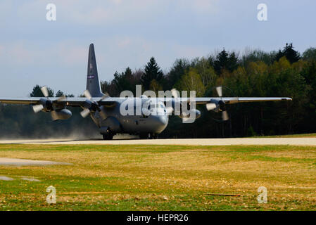 Una C 130 velivoli Hercules, azionato da avieri con la 321Tattiche speciali Squadron fuori della Royal Air Force Station nel Suffolk, Inghilterra, atterra sul breve decollo atterraggio, alla settima esercito multinazionale comune di formazione del comando Hohenfels Area Formazione, Germania, 14 aprile 2016, durante l'esercizio Saber Junction 16. Saber 16 di giunzione è la U.S. Esercito dell'Europa 173rd Airborne della brigata Combat training center esercizio di certificazione, che si svolge presso la multinazionale comune disponibilità centro in Hohenfels, Germania, Mar. 31-Apr. 24, 2016. Questo esercizio è progettato per valutare la predisposizione di t Foto Stock