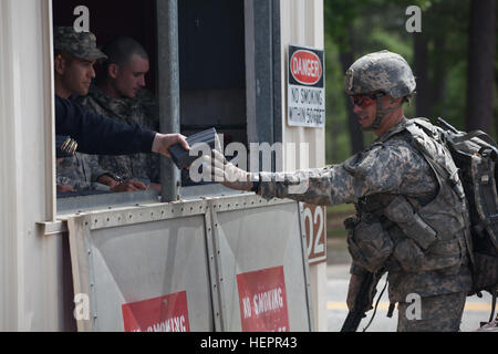 Robert Killian, assegnato alla Guardia Nazionale, prende le sue munizioni dal punto di munizioni durante la gara di tiro stress su Malone Range 17, Fort Benning, GA., 15 aprile 2016. Il 33° Concorso annuale migliore Ranger 2016 è un evento di tre giorni che consiste in sfide per testare le capacità fisiche, mentali e tecniche del concorrente in onore del Lt. Gen. David E. Grange, Jr. Su ft. Benning, GA., 15 aprile 2016. (STATI UNITI Foto dell'esercito di Sgt. Austin BernerReleased) Concorso migliore Ranger 2016 160415-A-BZ540-0052 Foto Stock