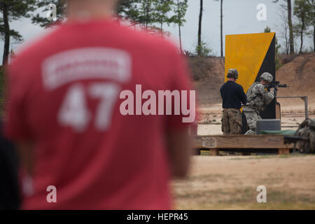 Stati Uniti Esercito Capt. Robert Killian, assegnato alla guardia nazionale, prende la sua munizioni dal punto di munizioni durante la sollecitazione sparare la concorrenza sulla gamma Malone 17, Fort Benning, Ga., 15 aprile 2016. La trentatreesima annuale Ranger migliore concorrenza 2016 è un evento di tre giorni consistente di sfide per testare concorrente del fisico, mentale e capacità tecniche in onore del tenente Gen. David E. Grange, Jr. su Ft. Benning, Ga., 15 aprile 2016. (U.S. Esercito foto di Sgt. Austin BernerReleased) assegnato alla guardia nazionale, si qualifica con la sua M4 fucile da assalto mentre viene osservato da suo fratello Drew Roy Foto Stock