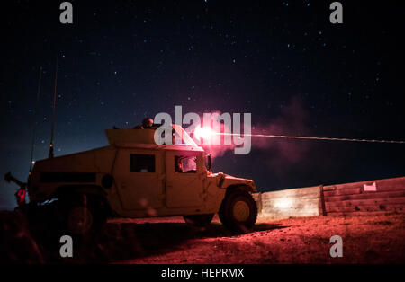 Un U.S. La riserva di esercito di polizia militare Artigliere dall'341 MP società di Mountain View, California, spara a bersaglio con un M240B mitragliatrice durante un equipaggio montato-servito arma night fire tabella di qualificazione a Fort Hunter-Liggett, California, il 3 maggio. La 341 MP Co. è una delle prime unità nella riserva di esercito di condurre un completo di 6-tabella equipaggio-servire arma di qualifica, che include la cottura la M2, M249 e M240B pistole di macchina sia durante il giorno e la notte. (U.S. Foto dell'esercito da Master Sgt. Michel Sauret) riserva di esercito di montaggio MPs fino con equipaggio servito firepower 160503-A-TI382-0761 Foto Stock