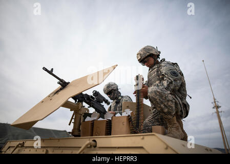 Stati Uniti La riserva di esercito di polizia militare i soldati della 341 MP società di Mountain View, California, preparare un M240B mitragliatrice per un equipaggio montato-servito arma night fire tabella di qualificazione a Fort Hunter-Liggett, California, 4 maggio. La 341 MP Co. è una delle prime unità nella riserva di esercito di condurre un completo di 6-tabella equipaggio-servire arma di qualifica, che include la cottura la M2, M249 e M240B pistole di macchina sia durante il giorno e la notte. (U.S. Foto dell'esercito da Master Sgt. Michel Sauret) riserva di esercito di montaggio MPs fino con equipaggio servito firepower 160504-A-TI382-0694 Foto Stock