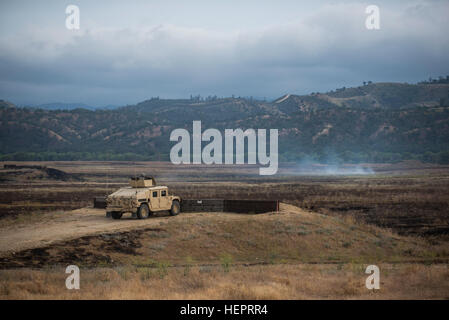 Stati Uniti La riserva di esercito di polizia militare i soldati della 341 MP società di Mountain View, California, treno su un equipaggio montato-servito arma tabella di qualificazione a Fort Hunter-Liggett, California, 4 maggio. La 341 MP Co. è una delle prime unità nella riserva di esercito di condurre un completo di 6-tabella equipaggio-servire arma di qualifica, che include la cottura la M2, M249 e M240B pistole di macchina sia durante il giorno e la notte. (U.S. Foto dell'esercito da Master Sgt. Michel Sauret) riserva di esercito di montaggio MPs fino con equipaggio servito firepower 160504-A-TI382-0724 Foto Stock