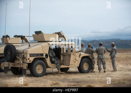 Stati Uniti La riserva di esercito di polizia militare i soldati della 341 MP società di Mountain View, California, attendere il loro turno per andare su un equipaggio montato-servito arma gamma di qualificazione a Fort Hunter-Liggett, California, 4 maggio. La 341 MP Co. è una delle prime unità nella riserva di esercito di condurre un completo di 6-tabella equipaggio-servire arma di qualifica, che include la cottura la M2, M249 e M240B pistole di macchina sia durante il giorno e la notte. (U.S. Foto dell'esercito da Master Sgt. Michel Sauret) riserva di esercito di montaggio MPs fino con equipaggio servito firepower 160504-A-TI382-0737 Foto Stock