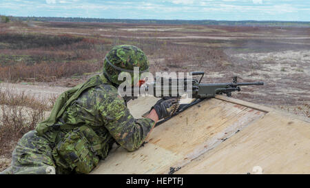 Un esercito canadese paracadutista assegnato il 3° Royal Canadian Regiment, si qualifica con un C9A2 Mitragliatrice durante la collina 187 concorrenza, l'evento culminante per il funzionamento Viking Taloni, su Garrison Petawawa, Ontario, 17 maggio 2016. Un plotone dal 2° Battaglione, 325Airborne Reggimento di Fanteria, 2° Brigata Team di combattimento, ottantaduesima Airborne Division, comandata dal 3° RCR durante il Viking Taloni, sono stati invitati a partecipare, e successivamente ha vinto il concorso, prendendo la seconda Lt. Ed Hollyer trophy. Il concorso prende il nome dall'ultima e impegno più sanguinosi della guerra di Corea per il Foto Stock