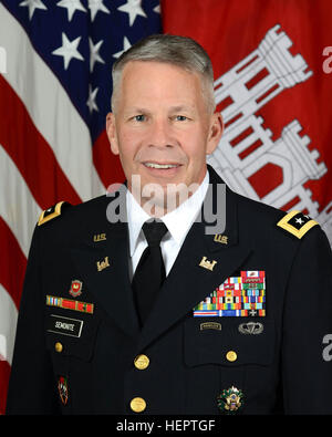 Lt. Gen. Todd Semonite, capo degli ingegneri e il Comandante Generale dell'U.S. Army Corp di ingegneri, comporta per un comando ritratto nell'esercito ritratto studio al Pentagono di Arlington, VA, 17 maggio 2016. (U.S. Foto dell'esercito di Monica re/RILASCIATO) Todd T. Semonite (2) Foto Stock