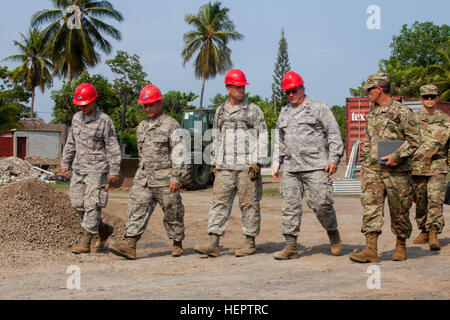 Stati Uniti Esercito Brig. Gen. Gregray Bacon dell'Arkansas Guardia Nazionale è guidato dai servizi comuni attraverso una costruzione sito in La Blanca, Guatemala, maggio 24,2016. Task Force il lupo rosso e l'esercito a sud conduce civile umanitario Assistenza Formazione per includere tatical livello i progetti di costruzione e preparazione medica Esercizi di formazione fornendo accesso a medici e la costruzione di scuole in Guatemala con il governo Guatamalan e non le agenzie di governo dal 05MAR16 a 18GIU16 al fine di migliorare la disponibilità di missione delle forze degli Stati Uniti e di fornire un beneficio duraturo per il popolo del Guatemala. (U.S. Esercito Foto Stock