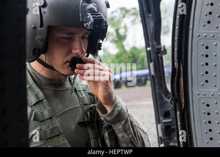 Stati Uniti Army Spc. Jordan Ford della 238th Task Force evacuazione medica Company, New Hampshire Guardia nazionale, conduce il controllo radio in preparazione per decollare in un UH-60 Black Hawk in elicottero Coatepeque, Guatemala, 27 maggio 2016. Task Force il lupo rosso e l'esercito a sud conduce civile umanitario Assistenza Formazione per includere tatical livello i progetti di costruzione e preparazione medica Esercizi di formazione fornendo accesso a medici e la costruzione di scuole in Guatemala con il governo Guatamalan e non le agenzie di governo dal 05MAR16 a 18GIU16 al fine di migliorare la disponibilità di missione delle forze Usa un Foto Stock