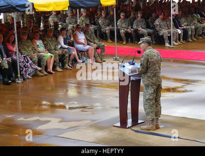 Lt. Gen. Jeffrey W. Talley, Capo di esercito di riserva e Comandante generale degli Stati Uniti La riserva di esercito Comando, prevede la chiusura di commento, commentando il suo servizio con gli Stati Uniti La riserva di esercito durante la sua permanenza alla U.S. La riserva di esercito di rinuncia di comando del comando cerimonia tenutasi presso il Marshall Hall, Fort Bragg, N.C., Giugno 1, 2016. La cerimonia ha riconosciuto e onorato il contributo della famiglia Talley ha dato agli Stati Uniti La riserva di esercito come Lt. Gen. Talley cedi il suo comando prima della nomina del suo sostituto. (U.S. La riserva di esercito foto di Lt. Col. Kristian Sorensen) U.S. Esercito comando di riserva Foto Stock