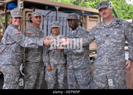 Il personale dell'esercito degli Stati Uniti e della Guardia Nazionale di Porto Rico conduce un addestramento collaborativo per purificare l'acqua, mantenere le attrezzature e fornire servizi alimentari. L'esercizio migliora la logistica, la medicina preventiva e le capacità di supporto per le comunità locali. Foto Stock