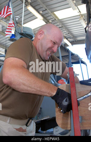 GUANTANAMO Bay a Cuba - Chief Petty Officer Chris Lipke, membro dell'U.S. La guardia costiera della riserva porta unità di sicurezza 307, si serra una vite su un legno staffa motore qui, Sett. 30, 2008. PSU 307 fornisce il porto e la sicurezza marittima per l'acqua intorno a U.S. Stazione navale di Guantánamo Bay e Joint Task Force Guantanamo. JTF Guantanamo conduce al sicuro, umano, legale e trasparente di cura e custodia dei detenuti combattenti ostili, compresi quelli condannati dalla commissione militare e quelli ordinati rilasciato. La JTF conduce la raccolta di intelligence, analisi e diffusione per la tutela dei detenuti a Foto Stock