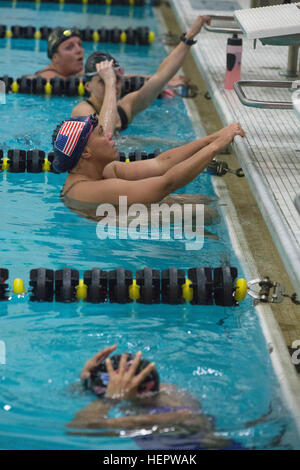 Esercito del team concorrenti ascoltare il coach dare consigli sulla sua forma di nuoto in Arvin palestra in preparazione per il 2016 per il Dipartimento della Difesa Warrior giochi presso l'Accademia Militare degli Stati Uniti, West Point, New York, 9 giugno 2016. Il DoD Warrior Giochi, Giugno 15-21, è adattativa di competizione sportiva per i feriti e ammalati e feriti i membri del servizio e i veterani. Gli atleti in rappresentanza di squadre dell'esercito, Marine Corps, Marina, Air Force, il Comando Operazioni Speciali e le forze armate del Regno Unito competere nel tiro con l'arco, ciclismo, via, campo, tiro, seduta pallavolo, nuoto e basket in carrozzella Foto Stock