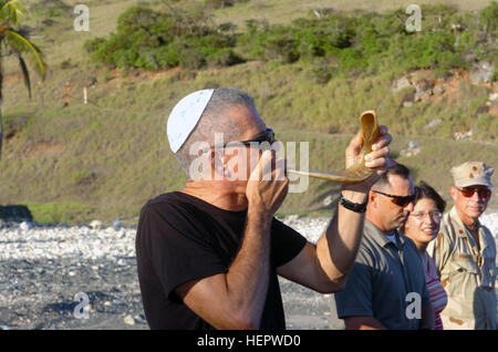 Navy Cappellano Rabbi Seth Phillips soffia la ram di corno, chiamato "hofar' in ebraico, durante la cerimonia di gettare via i peccati gettando pane in mare a Cable Beach, U.S. Stazione navale di Guantánamo Bay, Sett. 30, 2008. Phillips ha visitato la base per assistere ebrei residenti della stazione navale e Joint Task Force Guantanamo nel celebrare il Jewish Anno Nuovo. JTF Guantanamo conduce al sicuro, umano, legale e trasparente di cura e custodia dei detenuti combattenti ostili, compresi quelli condannati dalla commissione militare e quelli ordinati rilasciato. La JTF conduce la raccolta di intelligence, analisi una Foto Stock