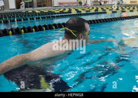 Marina del macchinista mate 1. Classe Michael Dayton di Toledo, Ohio, pratiche di nuoto il 12 giugno a Arvin palestra presso l'Accademia Militare degli Stati Uniti a West Point, N.Y. Gli accordi di Dayton è competere nel 2016 DoD Warrior giochi. I giochi si terranno giugno 15-21, 2016. (U.S. Foto dell'Esercito/ Sgt. Jon suole) 2016 DoD Warrior - Giochi atleta marina del macchinista mate 1. Classe Michael Dayton 160612-A-PZ304-5535 Foto Stock