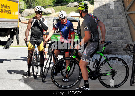 Da sinistra, U.S. Esercito personale di riserva Sgt. Zedrick Pitts, U.S. Il Veterano dell'esercito Sgt. 1. Classe Katie Kuiper e ciclismo coach Wilson si prepara per un giro di formazione in preparazione per il 2016 per il Dipartimento della Difesa Warrior giochi terrà presso l'U.S. Accademia Militare di West Point, New York, 12 giugno 2016. Il DoD Warrior Giochi, Giugno 15-21, è adattativa di competizione sportiva per i feriti e ammalati e feriti i membri del servizio e i veterani. Gli atleti in rappresentanza di squadre dell'esercito, Marine Corps, Marina, Air Force, il Comando Operazioni Speciali e le forze armate del Regno Unito competere nel tiro con l'arco, ciclismo, traccia Foto Stock