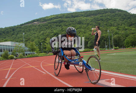 Un concorrente del Team Army si allena per l'evento ciclistico in preparazione dei Giochi Warrior del Dipartimento della difesa del 2016 presso la United States Military Academy, West Point, New York, il 12 giugno. I Warrior Games sono una competizione sportiva adattiva per i membri del servizio e i veterani feriti, malati e feriti in diverse filiali. Foto Stock
