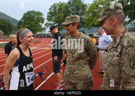 Esercito degli Stati Uniti chirurgo Generale e Comandante generale della US Army Medical Command, Tenente Generale Nadja ovest e il comando Sergente Maggiore, Gerald Ecker, congratularmi con gli Stati Uniti Esercito personale veterano Sgt. Megan Grudzinski, da Strongsville Ohio, dopo la concorrenza in una gara al 2016 del Dipartimento della Difesa giochi guerriero, lo Shea Stadium, presso l'Accademia Militare degli Stati Uniti a West Point, New York, 16 giugno. (U.S. Esercito foto di PFC. Ian Ryan/ Rilasciato) DoD Warrior Giochi 2016 160616-A-DA-653-048 Foto Stock