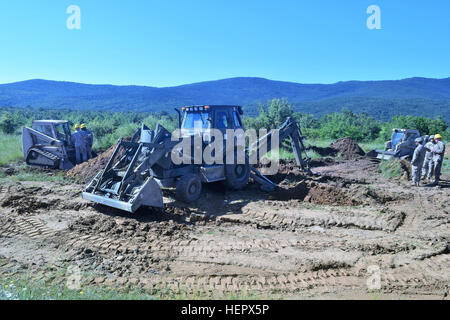 I soldati della 168a brigata ingegnere, Mississippi Army National Guard per costruire posizioni di combattimento per il serbatoio di un campo di addestramento a Novo Selo Area Formazione, Bulgaria il 16 giugno 2016 durante il funzionamento la risoluta Castello. La 168Ingegnere dei Vigili del Fuoco sono arrivati dopo il 194th Engineer brigata, Tennessee esercito nazionale Guard iniziò la costruzione militare a Novo Selo Area Formazione. Per diverse settimane attraverso l'estate del 2016, questi soldati espanso munizioni di un'area di mantenimento e un serbatoio poligono di tiro. (U.S. Foto dell'esercito da 1Lt. Matthew Gilbert, ingegnere 194th brigata, Tennessee esercito nazionale Guard) U.S. Ar Foto Stock