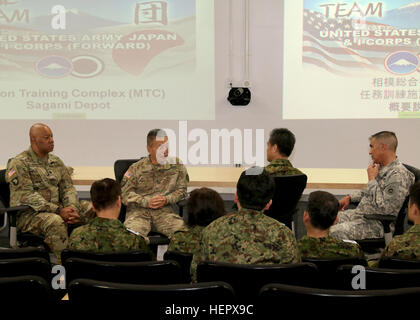 Brig. Gen. Stephen K. Curda (centro), Commander, 9 Supporto di missione il comando, visite con Stati Uniti e Giappone terra Forza di Autodifesa (JGSDF) servizio soci a Sagamihara Depot missione complesso di formazione durante la fase di esercizio Imua Alba 2016, Sagamihara, Giappone, 18 giugno 2016. Imua Alba 2016 fornisce opportunità per gli Stati Uniti e le forze giapponesi a venire insieme e treno per il reale potenziale degli eventi mondiali, meglio la loro preparazione nel sostenere le popolazioni regionali in tutta l'assistenza umanitaria e di soccorso in caso di catastrofe (HADR) e Noncombatant operazioni di evacuazione (NEO). Esercizi come Imua Alba 2016 aiuta mainta Foto Stock