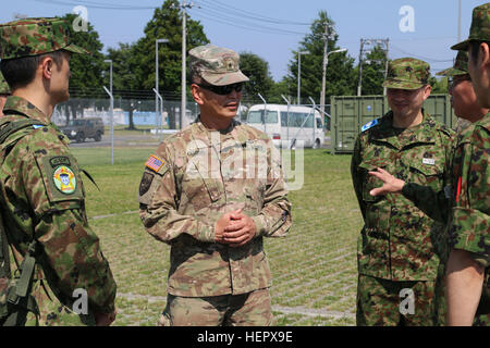 Brig. Gen. Stephen K. Curda (centro), Commander, 9 Supporto di missione il comando, visite con il Giappone terra Forza di Autodifesa (JGSDF) servizio soci a Sagamihara Depot missione complesso di formazione durante la fase di esercizio Imua Alba 2016, Sagamihara, Giappone, 18 giugno 2016. Imua Alba 2016 fornisce opportunità per gli Stati Uniti e le forze giapponesi a venire insieme e treno per il reale potenziale degli eventi mondiali, meglio la loro preparazione nel sostenere le popolazioni regionali in tutta l'assistenza umanitaria e di soccorso in caso di catastrofe (HADR) e Noncombatant operazioni di evacuazione (NEO). La formazione insieme, gli Stati Uniti e il Giappone Self-Defe di massa Foto Stock