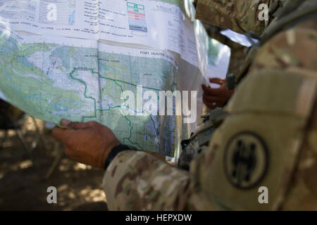 I soldati della 341 militari di polizia, società di Mountain View, California, utilizzare una mappa per preparare per la simulazione di una missione durante il combattimento Supporto Formazione Esercizio (CSTX) a Fort Hunter-Liggett, California, il 18 giugno. 54 unità da attraverso gli Stati Uniti La riserva di esercito, Guardia nazionale, Esercito attivo, U.S. Air Force, U.S. Marina ed esercito canadese partecipare alla 84ma CSTX dell'anno, CSTX 91-16-02, ospitato da 91º Training Division. (Foto di Spc. Victoria amico) polizia militare esercito di soldati di riserva il treno a Fort Hunter Liggett 160618-A-SB647-142 Foto Stock