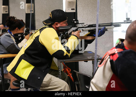 Stati Uniti Il Veterano dell'esercito, Staff Sgt. Erick Acevedo, di Aguadilla, Puerto Rico, compete in una gara di tiro durante il 2016 il Dipartimento della Difesa Warrior Giochi, nel centro Tronsrue, presso l'Accademia Militare degli Stati Uniti, West Point, New York, 19 giugno. (U.S. Esercito foto di Spc. Michel'le Stokes/RILASCIATO) DoD Warrior Giochi 2016 160619-A-JA037-046 Foto Stock