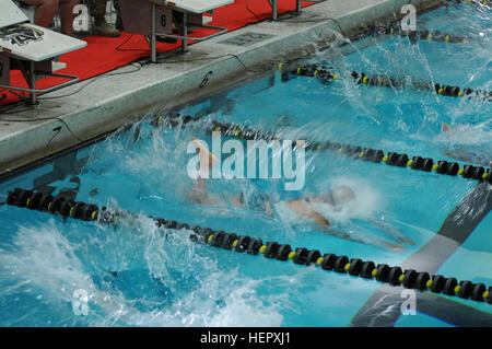 Alcuni nuotatori a rendere alquanto uno splash e tuffarsi in acqua durante il nuoto evento del 2016 DoD Warrior giochi presso l'U.S. Accademia Militare di West Point, N.Y. il 20 giugno. I giochi, in funzione da giugno 15-21, sono un paralimpico tipo di evento per i feriti e ammalati e feriti da personale militare in rappresentanza di tutti e quattro gli Stati Uniti Servizi, il Comando Operazioni Speciali e il Regno Unito. Ventre 160620 splash-A-IL912-079 Foto Stock