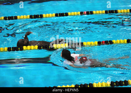 Un bagnino nuota accanto all esercito personale veterano Sgt. Robert Green come egli si chiude sul finire all'evento di nuoto al 2016 DoD Warrior giochi su Giugno 20. I giochi, in funzione da giugno 15-21, sono un paralimpico tipo di evento per i feriti e ammalati e feriti da personale militare in rappresentanza di tutti e quattro gli Stati Uniti Servizi, il Comando Operazioni Speciali e il Regno Unito. La manifestazione di quest'anno si terrà presso l'U.S. Accademia Militare di West Point, N.Y. Robert Green 160620-A-IL912-150 Foto Stock