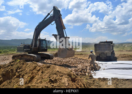 Sgt. 1. Classe Barry Cannon, ingegnere 168a brigata, Mississippi Esercito Nazionale Guardia, sovrintende alla costruzione di un serbatoio tiro a Novo Selo Area Formazione, Bulgaria, 25 giugno 2016 durante il funzionamento la risoluta Castello. Cannon ha portato quasi due decenni di esperienza di costruzione del sito per garantire che la costruzione era rimasto fino a standard e sulla pianificazione. (U.S. Foto dell'esercito da 1Lt. Matthew Gilbert, ingegnere 194th brigata, Tennessee esercito nazionale Guard) una lezione di fedeltà dal Sgt. 1. Classe Barry Cannon 160625-A-CS119-019 Foto Stock