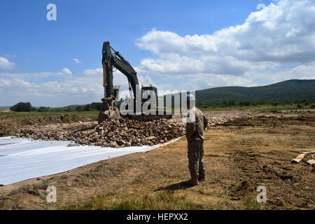 Sgt. 1. Classe Barry Cannon, ingegnere 168a brigata, Mississippi Esercito Nazionale Guardia, sovrintende alla costruzione di un serbatoio tiro a Novo Selo Area Formazione, Bulgaria, 25 giugno 2016 durante il funzionamento la risoluta Castello. Cannon ha portato quasi due decenni di esperienza di costruzione del sito per garantire che la costruzione era rimasto fino a standard e sulla pianificazione. (U.S. Foto dell'esercito da 1Lt. Matthew Gilbert, ingegnere 194th brigata, Tennessee esercito nazionale Guard) una lezione di fedeltà dal Sgt. 1. Classe Barry Cannon 160625-A-CS119-020 Foto Stock