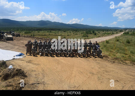 I soldati della 168a brigata ingegnere, Mississippi esercito Guardia Nazionale di posare per un gruppo a Novo Selo Area Formazione, Bulgaria, 25 giugno 2016 durante il funzionamento la risoluta Castello. Questi ingegneri militari hanno trascorso la loro estate la costruzione di un serbatoio campo di addestramento e di munizioni area di contenimento al fine di aumentare la capacità di formazione e di capacità di infrastrutture militari in Europa Orientale. (1Lt. Matthew Gilbert, ingegnere 194th brigata, Tennessee esercito nazionale Guard) Mississippi esercito Guardia nazionale partecipa alla costruzione militare in Bulgaria 160625-A-CS119-001 Foto Stock