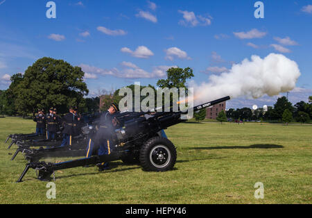 Il 3 U.S. Fanteria pistole salutano plotone esegue il rendering di un volley salutate con quattro II Guerra Mondiale-ser cannoni anticarro durante il duecentesimo della Polizia Militare del comando di annullamento del comando cerimonia presso la parata McGlachlin campo, a Fort Meade, Md., 10 luglio 2016. Il Tenente Generale Charles D. Luckey, capo dell'esercito Riserva e comandante generale dell'esercito degli Stati Uniti comando Reserve, era la revisione ufficiale per la cerimonia in cui il Mag. Gen. Phillip M. Churn rinunciato il comando fino a Briga. Gen. Marion Garcia. (U.S. Esercito foto di Spc. Stephanie Ramirez) duecentesimo della Polizia Militare relinquishm comando Foto Stock