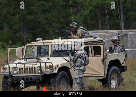 FORT MCCOY, Wis.-- U.S. La riserva di esercito di soldati provenienti da la 320Polizia Militare Company, San Pietroburgo, Fla., sottoporre a scansione i loro settori di fuoco da un Humvee come parte di una reazione rapida in forza di una massa casualty scenario guerriero durante l'esercizio 2016 a Fort McCoy, Wis.. Più di 92 unità da tutta la US Army Reserve, Esercito Guardia Nazionale ed esercito attivo partecipano WAREX, 84A Comando per la formazione del terzo e ultimo guerriero esercizio dell'anno, ospitato da la 86Divisione formazione. (U.S esercito foto di riserva da Sgt. Devin M. Legno) Addestramento realistico conduce a una eccezionale Preparazione per ARM Foto Stock