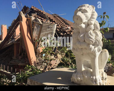 Un 6.2 grandezza terremoto che ha scosso la cittadina di Amatrice, Italia 24 Agosto 2016, ridotto numerosi edifici a mucchi di macerie, molte delle quali sono state costruite nel XVI secolo e lasciato circa 2.500 residenti di senza tetto. Le squadre di soccorso e di lavoratori edili, aiutati dai sostenitori di volontariato, di continuare ad aiutare i residenti sfollati recuperare dalle conseguenze. (U.S. Foto dell'esercito da Staff Sgt. Joshua Tverberg - 160827-A-ED313-007) Terremoto di Amatrice - Casa crollata - 27 agosto 2016 (29029518423) Foto Stock