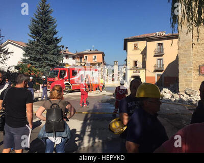 Le squadre di soccorso e di lavoratori edili, aiutati dai sostenitori di volontariato, di continuare ad aiutare i residenti di sfollati di Amatrice, Italia Agosto 27, 2016, recuperare da un 6.2 grandezza terremoto che ha sconvolto la città appena quattro giorni prima. Il terremoto ha ridotto numerosi edifici a mucchi di macerie, molte delle quali sono state costruite nel XVI secolo e lasciato circa 2.500 residenti di senza tetto. (U.S. Foto dell'esercito da Staff Sgt. Joshua Tverberg - 160827-A-ED313-001) Terremoto di Amatrice - corso Umberto I - 27 agosto 2016 (29363246300) Foto Stock