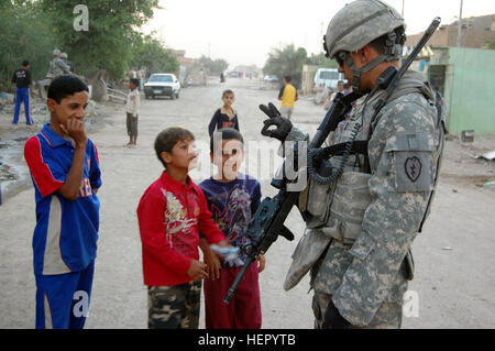 Sgt. Tony Macias, un Wauchula Fla., nativo, mostra i bambini, nel Husseniyah Nahia, della sua età dopo essere stato chiesto durante una pattuglia di questa comunità, a nord-est di Baghdad, il 7 ottobre 2008. Macias è una squadra di fanteria leader con la società A, 1° Battaglione, 27 Reggimento di Fanteria "Wolfhound," seconda Stryker Brigade Combat Team 'Warrior", XXV divisione di fanteria, Divisione multinazionale - Bagdad. Wolfhound prendersi cura dei bambini 122985 Foto Stock