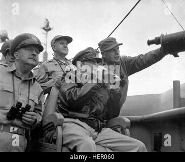 Brig. Gen. Courtney Whitney; Gen. Douglas MacArthur, comandante in capo delle nazioni unite Le forze; e il Mag. Gen. Edward M. mandorla osservare la sgusciatura di Inchon dal Museo della Portaerei U.S.S. Mt. McKinley, 15 settembre 1950. Pazzo (esercito) Nara il file #: 111-SC-348438 guerra & CONFLITTO PRENOTA #: 1374 IncheonLandingMcArthur Foto Stock