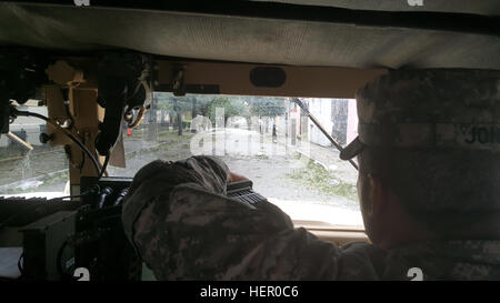 Stati Uniti Esercito Col. Jeffrey Jones, 218th Enhancement manovra comandante di brigata, indagini downtown Charleston, Carolina del Sud Ott 8, 2016 dopo la pioggia ha superato. Come le piogge sono passati attraverso la zona di Charleston, la città si trova ora di fronte a inondazioni causate dall'uragano Matteo Ott 8, 2016. Carolina del Sud la guardia nazionale i membri, a sostegno delle autorità locali e statali, sono sul terreno lungo la costa è pronto a rispondere come necessario. Circa 2.300 Carolina del Sud la Guardia Nazionale di soldati e aviatori è stato attivato in quanto il 4 ottobre, 2016 a sostegno di stato e contea di emergenza agenzie di gestione e Foto Stock