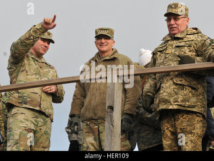 Col. Nick Ducich, comandante della multinazionale comune di formazione di punti Group-Ukraine a soldati di addestramento mentre si parla di esercito gen. Curtis Scaparrotti, U.S. Comandante europeo e il tenente Gen. Pavlo Tkachuk, comandante delle Forze terrestri Academy, nov. 23, al mantenimento della pace internazionale e il Centro di sicurezza. Scaparrotti era qui per interagire con i soldati e osservare i soldati ucraini durante il loro 55-giorno di formazione la rotazione in corrispondenza di un giunto di formazione multinazionale Group-Ukraine. Stati Uniti-led JMTG-U è ucraino di formazione delle forze di terra e di costruire un team di cadre ucraino che sarà in definitiva un Foto Stock