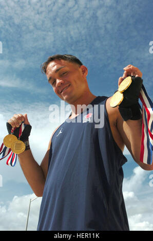 Army Spc. James 'Jimmie' Villa mostra con orgoglio le medaglie d'Oro ha guadagnato mentre la boxe con tutti Esercito e Forze Armate squadre, Ottobre 12, 2008. Villa, un ex campione dorato dei guanti, hanno partecipato all'atleta di classe mondiale programma con la speranza di farla per la squadra olimpica. JTF Guantanamo conduce al sicuro, umano, legale e trasparente di cura e custodia dei detenuti combattenti ostili, compresi quelli condannati dalla commissione militare e quelli ordinati rilasciato. La JTF conduce la raccolta di intelligence, analisi e diffusione per la tutela dei detenuti e il personale che lavora in JTF Guanta Foto Stock