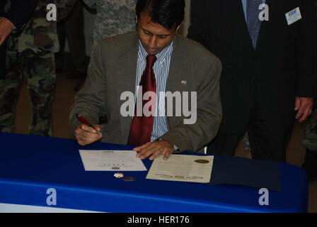 PINEVILLE, La. - Governatore Bobby Jindal firma una Dichiarazione di Praga di supporto per il supporto del datore di lavoro della Guardia e riservare a Camp Beauregard dal 14 ottobre. La firma del documento è stata un opportunità per unire i datori di lavoro provenienti da tutto il paese nel supporto di soldati. (U.S. Esercito Foto di Spc. Scott D. Longstreet, ingegnere 225th unità vigili del Public Affairs rappresentante) Bobby Jindal Camp Beauregard 3 Foto Stock