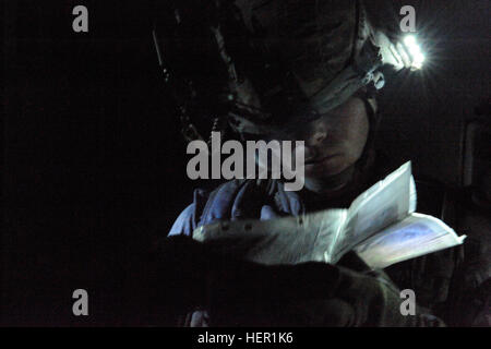 Stati Uniti Army Sgt. First Class Kenneth Langdon da Danville, Ohio, di Charley Company, 2° Brigata Team di combattimento, 1° Divisione Corazzate, controlli una mappa della sua area, mentre altri soldati di eseguire una ricerca delle case nella zona di Hamadia, nella città di Baghdad, Iraq, su nov. 4, 2008. Presenza di pattuglie a Bagdad 127964 Foto Stock